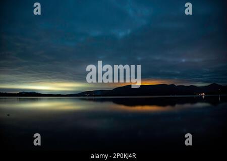 Lueur des lumières du nord au-dessus du Loch Lomond et du parc national des Trossachs, Écosse, Royaume-Uni Banque D'Images