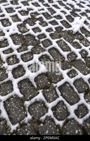 Détail du sol pour les piétons de la ville avec neige et glace en hiver Banque D'Images