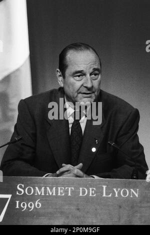 Archives 90ies : le président français de la République, Jacques Chirac, assiste à la conférence de presse, sommet G7, Lyon, France Banque D'Images