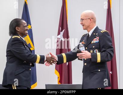 ÉTATS-UNIS Général de l'armée Telita Crosland et États-Unis Le Lgén de l'armée (Dr) Ronald place se salue lors d'une cérémonie qui s'est tenue à Falls Church, en Virginie, le 3 janvier, où Crosland a succédé à la place de directeur du DHA. Banque D'Images