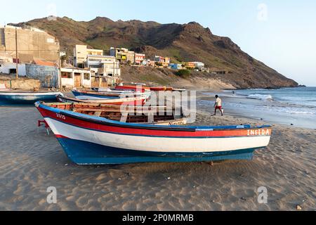 Bateaux de pêche traditionnels en bois colorés à terre, sur une belle plage de sable dans un village de pêcheurs de Sao Pedro sur l'île de Sao Vicente au Cabo verde Banque D'Images