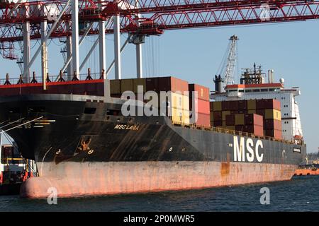 Odessa, Ukraine-202: Le terminal de logistique envoie des conteneurs de fret d'importation-exportation au navire de cargaison dans le port maritime. Paysage industriel avec grues portiques de chargement Banque D'Images