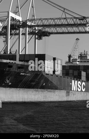 Odessa, Ukraine-202: Le terminal de logistique envoie des conteneurs de fret d'importation-exportation au navire de cargaison dans le port maritime. Paysage industriel avec grues portiques de chargement Banque D'Images