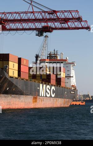 Odessa, Ukraine-202: Le terminal de logistique envoie des conteneurs de fret d'importation-exportation au navire de cargaison dans le port maritime. Paysage industriel avec grues portiques de chargement Banque D'Images