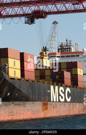 Odessa, Ukraine-202: Le terminal de logistique envoie des conteneurs de fret d'importation-exportation au navire de cargaison dans le port maritime. Paysage industriel avec grues portiques de chargement Banque D'Images