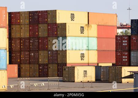 Odessa, Ukraine-202: Le terminal de logistique envoie des conteneurs de fret d'importation-exportation au navire de cargaison dans le port maritime. Paysage industriel avec grues portiques de chargement Banque D'Images