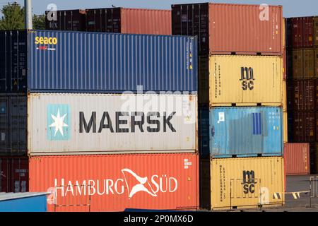 Odessa, Ukraine-202: Le terminal de logistique envoie des conteneurs de fret d'importation-exportation au navire de cargaison dans le port maritime. Paysage industriel avec grues portiques de chargement Banque D'Images