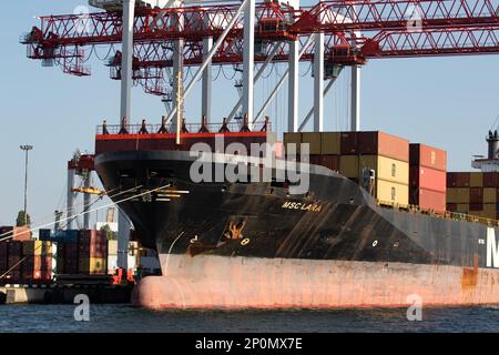 Odessa, Ukraine-202: Le terminal de logistique envoie des conteneurs de fret d'importation-exportation au navire de cargaison dans le port maritime. Paysage industriel avec grues portiques de chargement Banque D'Images