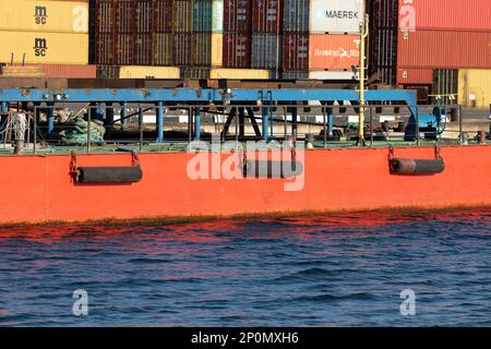 Odessa, Ukraine-202: Le terminal de logistique envoie des conteneurs de fret d'importation-exportation au navire de cargaison dans le port maritime. Paysage industriel avec grues portiques de chargement Banque D'Images