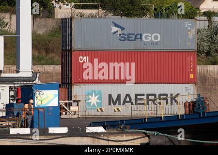 Odessa, Ukraine-202: Le terminal de logistique envoie des conteneurs de fret d'importation-exportation au navire de cargaison dans le port maritime. Paysage industriel avec grues portiques de chargement Banque D'Images