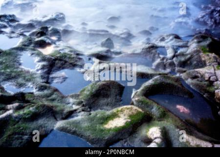 Nouveau, âge, numérique, premium, accrocheur, image originale, haute résolution, à trous d'épingle de moody gros plan paysage de roche reflet piscines Banque D'Images