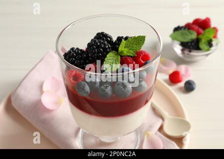 Délicieux panna cotta avec baies dans un bol de dessert en verre, gros plan Banque D'Images