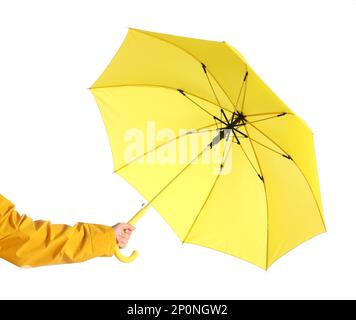 Femme avec parapluie jaune ouvert sur fond blanc, gros plan Banque D'Images