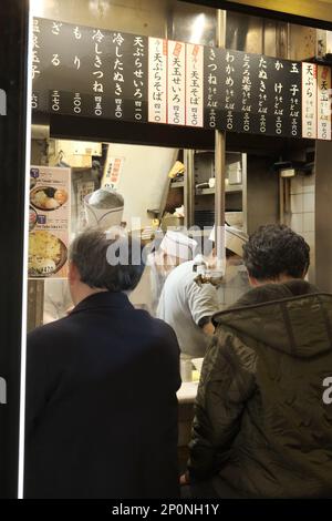 Les gens qui mangent dans les petits restaurants dans les ruelles à Shinjuku, au Japon. Banque D'Images