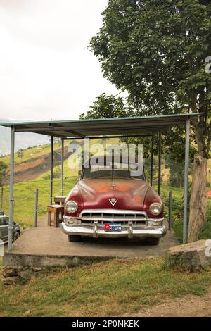 Une vieille voiture Chevrolet dans un carport à la campagne avec une plaque d'immatriculation cubanienne Banque D'Images