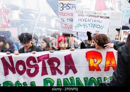 Naples Italie - 3rd mars 2023, vendredi pour une grève future à Naples. Les jeunes et les étudiants vont dans la rue pour se manifester contre le changement climatique et la société capitaliste. Banque D'Images