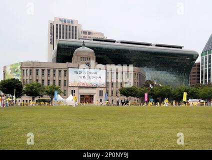 Séoul, Corée du Sud - 2019 mai : vue de face sur la pelouse de la place de Séoul, devant l'hôtel de ville et la bibliothèque de Séoul Banque D'Images