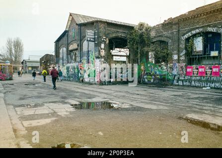 Berlin, Allemagne. Ancien lieu d'usine et de maintenance de Reichsbahn à Friedrichshain, est toujours un lieu de remplacement pour les loisirs, l'expérimentation et les structures très anciennes. Retour des données aux temps DDR et longtemps avant. Il attire un grand nombre de visiteurs, de touristes, de créatifs et d'autres inthousiasts. Une destination de voyage. Banque D'Images