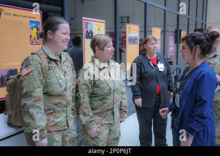 Aujourd'hui, l'Hôpital communautaire de l'Armée de terre de Blanchfield a célébré les 122 ans du corps d'infirmières de l'Armée par une cérémonie avec un conférencier invité spécial, le colonel (retraité) John Hudock, ancien chef adjoint du corps d'infirmières de l'Armée de terre. Banque D'Images