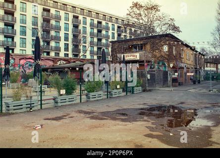 Berlin, Allemagne. Ancien lieu d'usine et de maintenance de Reichsbahn à Friedrichshain, est toujours un lieu de remplacement pour les loisirs, l'expérimentation et les structures très anciennes. Retour des données aux temps DDR et longtemps avant. Il attire un grand nombre de visiteurs, de touristes, de créatifs et d'autres inthousiasts. Une destination de voyage. Banque D'Images