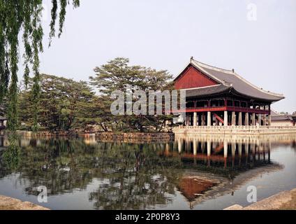 Séoul, Corée du Sud - Mai 2019 : Pavillon Gyeongbokgung au Palais Gyeongbokgung. « Royal banquet Hall » sur un bâtiment d'architecture traditionnelle coréenne. Banque D'Images