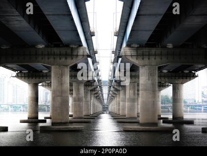 Séoul, Corée du Sud - Mai 2019 : piliers en béton et pont jetée du pont Mapo sur la rivière Han Yeouido, Yeongdeungpo-gu Banque D'Images