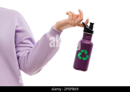 Coupe courte d'une femme dans un grand sweat-shirt de lavande tenant une bouteille violette réutilisable en acier inoxydable, affiche recyclant dessus. Banque D'Images