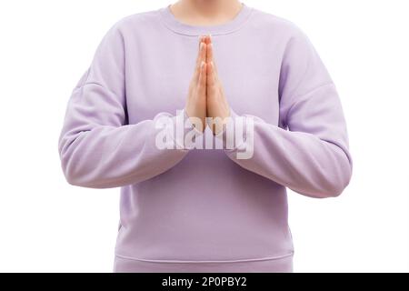 Coupe courte d'une femme dans un grand sweat-shirt de lavande est de prier. Banque D'Images