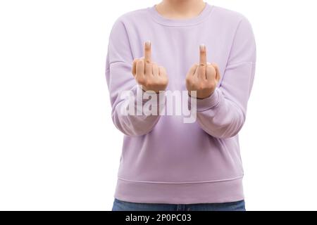 Coupe courte d'une femme dans un grand sweat-shirt de lavande, montrant le doigt du milieu. Banque D'Images