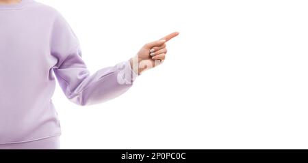 Coupe courte d'une femme dans un grand sweat-shirt de lavande, pointant un doigt sur le côté. Banque D'Images