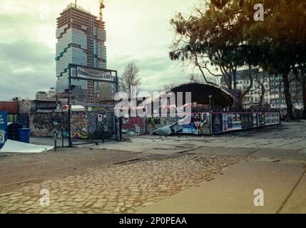 Berlin, Allemagne. Ancien lieu d'usine et de maintenance de Reichsbahn à Friedrichshain, est toujours un lieu de remplacement pour les loisirs, l'expérimentation et les structures très anciennes. Retour des données aux temps DDR et longtemps avant. Il attire un grand nombre de visiteurs, de touristes, de créatifs et d'autres inthousiasts. Une destination de voyage. Banque D'Images