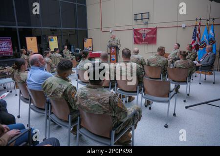 Aujourd'hui, l'Hôpital communautaire de l'Armée de terre de Blanchfield a célébré les 122 ans du corps d'infirmières de l'Armée par une cérémonie avec un conférencier invité spécial, le colonel (retraité) John Hudock, ancien chef adjoint du corps d'infirmières de l'Armée de terre. Banque D'Images