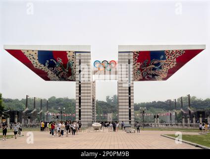 Séoul, Corée du Sud - Mai 2019 : la porte de la paix mondiale est une porte colorée construite dans le parc olympique comme un signe de paix et d'harmonie pour les Jeux Olympiques d'été 1988 Banque D'Images