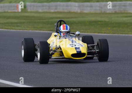 Josh Sharp, Chevron B17, HSCC Historic Formula 3 Championship, vingt minutes de course pour les voitures qui ont concouru entre janvier 1964 et la fin de 197 Banque D'Images