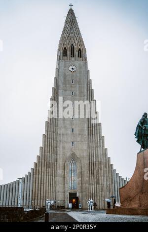 Hallgrímskirkja se tient debout contre le ciel islandais, une icône architecturale inspirée par la nature, l'histoire et la foi. Un véritable symbole de Reykjavik Banque D'Images