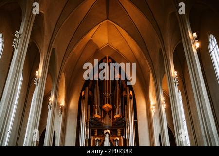 Grand orgue de Hallgrímskirkja, un chef-d’œuvre au sein de l’église emblématique d’Islande. Un hommage à la foi, à la musique et aux paysages époustouflants qui l’ont inspirée Banque D'Images