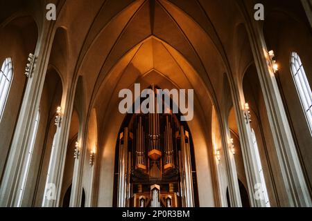 Grand orgue de Hallgrímskirkja, un chef-d’œuvre au sein de l’église emblématique d’Islande. Un hommage à la foi, à la musique et aux paysages époustouflants qui l’ont inspirée Banque D'Images
