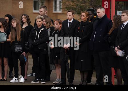 Les amateurs de gardiennaux regardent le cortège funéraire pour meurtre la victime Leah Croucher se rend au crématorium de Crownhill à Milton Keynes pour un service privé. Le corps de l'enfant de 19 ans a été retrouvé dans un loft dans une maison de Milton Keynes en octobre dernier, trois ans après sa disparition. Date de la photo: Vendredi 3 mars 2023. Banque D'Images