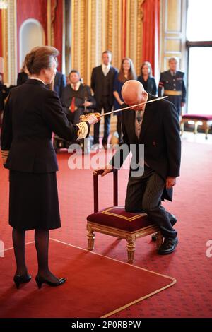 Sir David Nabarro, envoyé spécial de l'Organisation mondiale de la santé pour la prévention et l'intervention de Covid-19, de Ferney-Voltaire, est nommé Chevalier commandant de l'ordre de Saint-Michel et de Saint-George par la princesse Royale au palais de Buckingham. L'honneur reconnaît les services à la santé mondiale. Date de la photo: Vendredi 3 mars 2023. Banque D'Images