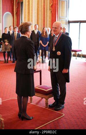 Sir David Nabarro, envoyé spécial de l'Organisation mondiale de la santé pour la prévention et l'intervention de Covid-19, de Ferney-Voltaire, est nommé Chevalier commandant de l'ordre de Saint-Michel et de Saint-George par la princesse Royale au palais de Buckingham. L'honneur reconnaît les services à la santé mondiale. Date de la photo: Vendredi 3 mars 2023. Banque D'Images