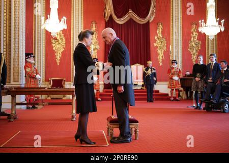 Sir David Nabarro, envoyé spécial de l'Organisation mondiale de la santé pour la prévention et l'intervention de Covid-19, de Ferney-Voltaire, est nommé Chevalier commandant de l'ordre de Saint-Michel et de Saint-George par la princesse Royale au palais de Buckingham. L'honneur reconnaît les services à la santé mondiale. Date de la photo: Vendredi 3 mars 2023. Banque D'Images