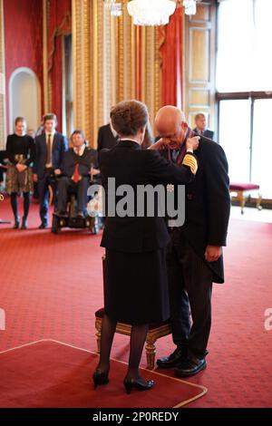 Sir David Nabarro, envoyé spécial de l'Organisation mondiale de la santé pour la prévention et l'intervention de Covid-19, de Ferney-Voltaire, est nommé Chevalier commandant de l'ordre de Saint-Michel et de Saint-George par la princesse Royale au palais de Buckingham. L'honneur reconnaît les services à la santé mondiale. Date de la photo: Vendredi 3 mars 2023. Banque D'Images