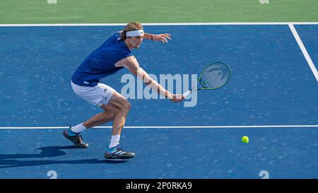 Dubaï, Émirats arabes Unis. 02 mars 2023, Alexander Zverev d'Allemagne retourne un ballon contre Lorenzo Sonego d'Italie lors de leur ATP 500 Dubai Duty Free tennis Championships 2023 quart de finale sur 02 mars 2023 à Dubaï, Émirats arabes Unis. Photo de Victor Fraile / Power Sport Images Banque D'Images