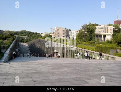 Séoul, Corée du Sud - Mai 2019: Université d'Ewha Womans, le nouveau bâtiment moderne de paysage conçu par Dominique Perrault Architecture Banque D'Images