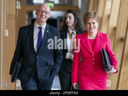 Photo du dossier datée du 02/03/23, du premier ministre Nicola Sturgeon et du premier ministre adjoint John Swinney (à gauche) arrivant pour les questions des premiers ministres (FMQ) dans la chambre principale du Parlement écossais à Édimbourg. M. Swinney et Mme Sturgeon ont "lutté" avec l'idée de partir en même temps, a déclaré le vice-premier ministre. M. Swinney a annoncé jeudi son intention de démissionner lorsqu'un nouveau premier ministre est nommé, mettant fin à sa carrière de près de 16 ans au sommet du gouvernement écossais. Date de publication : vendredi 3 mars 2023. Banque D'Images