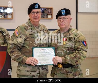 Le général de division Dale Lyles, adjudant général de la Garde nationale de l'Indiana, présente le général de division Timothy Thombleson, commandant sortant de la Division d'infanterie 38th, à la Médaille du service distingué lors d'une cérémonie de passation de commandement à l'arsenal de la Division Cyclone à Indianapolis, le 22 janvier 2023. Thombleson a été commandant de division pendant deux ans de 2021 à 2023. (Photo de la Garde nationale de l'Indiana par le Sgt Kelsea Cook) Banque D'Images