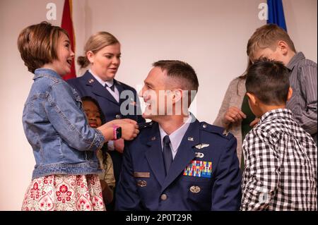 Le lieutenant-colonel Travis Hawks, chef de la médecine aérospatiale pour le groupe médical 139th de la Garde nationale de l'air du Missouri, est promu au rang de colonel parmi de nombreuses familles et amis à la base de la Garde nationale de l'air de Rosecrans, le 7 janvier 2023. Hawks a commencé sa carrière comme médecin de l'Armée de terre avant de se joindre à la Garde nationale aérienne. Banque D'Images