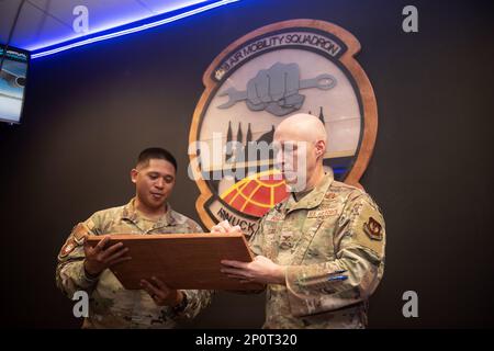 Le colonel Calvin Powell, à droite, commandant de l'escadre de la base aérienne 39th, signe une plaque pour commémorer l'ouverture de la nouvelle salle d'entraînement VR de l'escadron de mobilité aérienne 728th à la base aérienne d'Incirlik, Türkiye, le 31 janvier 2023. Les aviateurs peuvent utiliser le système VR pour devenir plus compétents dans une variété de tâches d'entretien, même lorsque l'avion n'est pas disponible, ce qui permet une plus grande expertise technique en un temps plus court. Banque D'Images