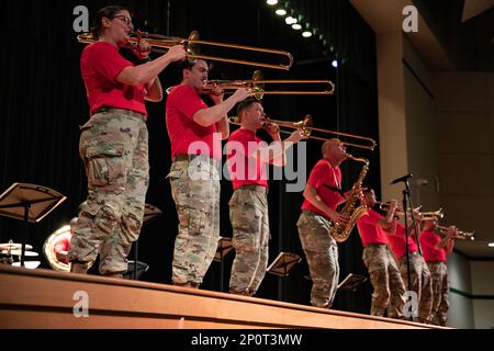 La section Dogface Brass Band de la 3rd Infantry Division Band se produit pour les élèves de l'école secondaire Evans à Orlando, en Floride, le 6 janvier 2023. Les soldats ont joué des chansons de divers genres et décennies. Banque D'Images