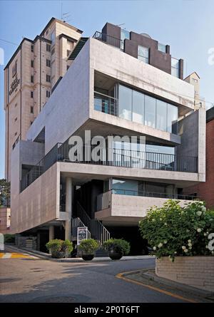 Séoul, Corée du Sud - Mai 2019: Bâtiment de bureaux en béton Bati rieul conçu par l'EAU design.structure à enveloppes superposées et architecture moderne Banque D'Images